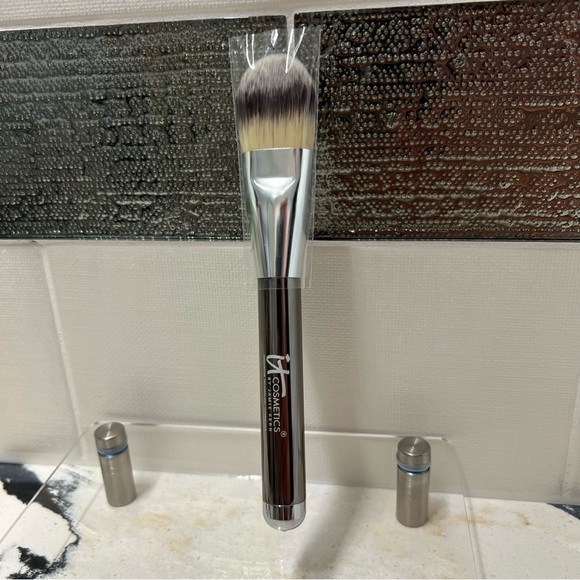 IT Cosmetics Paddle Foundation Brush - NEW - Picture 3 of 4